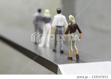 一本道に一列に立つ男性と女性の人形 人生 キャリアのイメージ 一本道に一列に立つ男性と女性の人形 人生 キャリアのイメージ 119547872