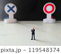 疑問にぶつかったビジネスマン 119548374