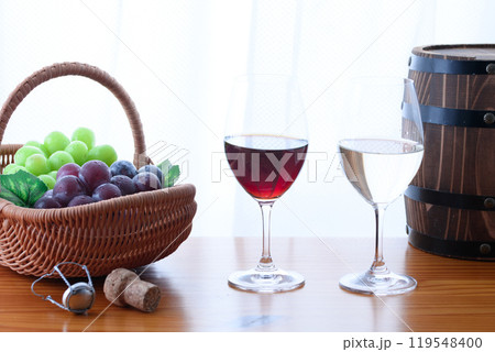 窓際のワインと葡萄 ( シャインマスカット ピオーネ ) 窓際のワインと葡萄 ( シャインマスカット ピオーネ ) 119548400