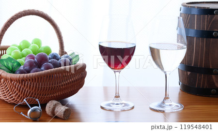 窓際のワインと葡萄 ( シャインマスカット ピオーネ ) 窓際のワインと葡萄 ( シャインマスカット ピオーネ ) 119548401