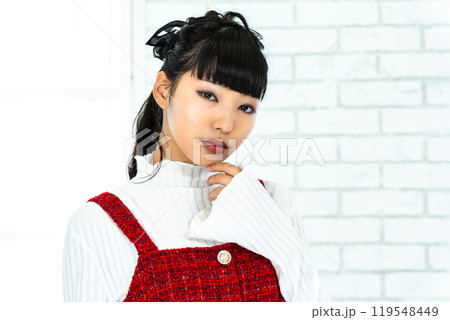 うらやましがる女性 119548449