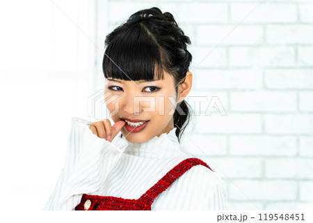 うらやましがる女性 119548451