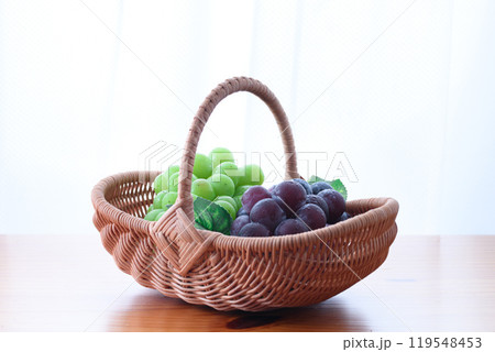 秋の味覚 窓辺のシャインマスカットとピオーネ 秋の味覚 窓辺のシャインマスカットとピオーネ 119548453