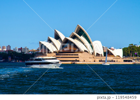 オーストラリア　ニューサウスウェールズ州シドニー　シドニー湾対岸からの世界遺産オペラハウスの景色 119548459