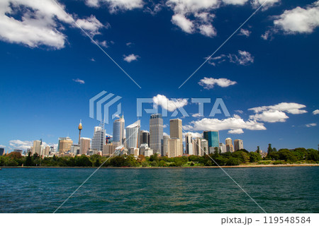 オーストラリア　ニューサウスウェールズ州シドニー　対岸からの市街地高層ビル群 119548584