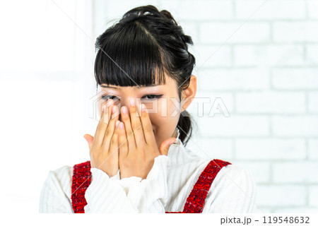 恥ずかしがる女性 119548632