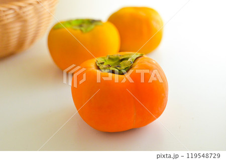 新鮮な柿 119548729