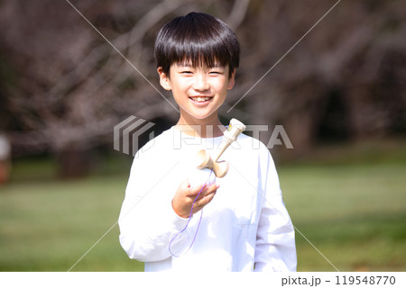 けん玉の練習をする男の子 119548770