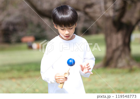 けん玉の練習をする男の子 119548773