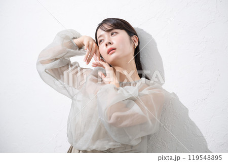 肌に艶(ツヤ)感と透明感のある若い20代女性の日差しやファッションや美容やビューティーのイメージ 119548895