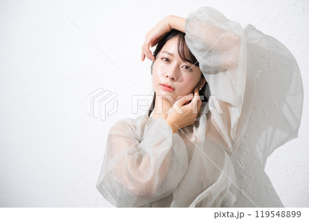 肌に艶(ツヤ)感と透明感のある若い20代女性の日差しや美容やビューティーのイメージのクローズアップ 肌に艶(ツヤ)感と透明感のある若い20代女性の日差しや美容やビューティーのイメージのクローズアップ 119548899
