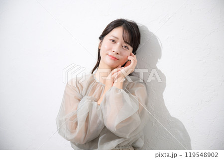 肌に艶(ツヤ)感と透明感のある若い20代女性の日差しや美容やビューティーカメラ目線 肌に艶(ツヤ)感と透明感のある若い20代女性の日差しや美容やビューティーカメラ目線 119548902