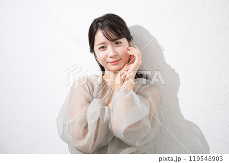 肌に艶(ツヤ)感と透明感のある若い20代女性の日差しや美容やビューティーのイメージ 119548903