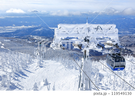 山形蔵王スキー場 ゴンドラ駅地蔵山頂から望む樹氷原の絶景 山形蔵王スキー場 ゴンドラ駅地蔵山頂から望む樹氷原の絶景 119549130