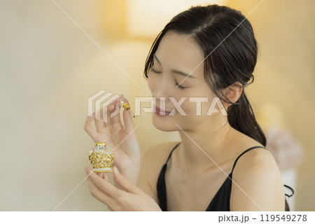 香水を使う若い女性 香水を使う若い女性 119549278