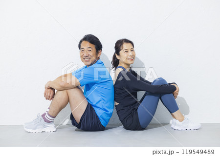 スポーツウェアのミドルカップル　 119549489
