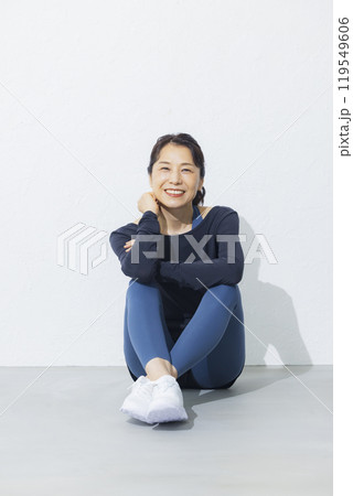 ストレッチをする50代女性 　 119549606