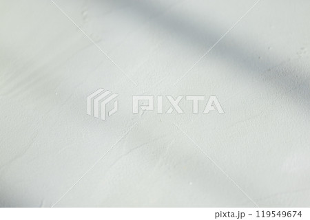 モルタルの床に落ちる光 119549674