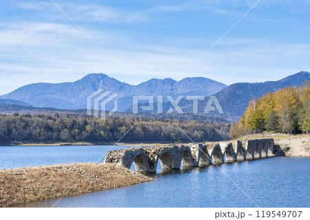 秋晴れの日の旧国鉄士幌線タウシュベツ川橋梁 北海道上士幌町 秋晴れの日の旧国鉄士幌線タウシュベツ川橋梁 北海道上士幌町 119549707