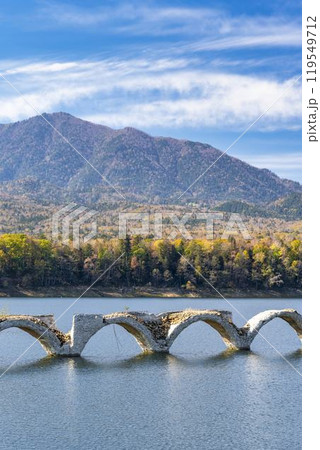 秋晴れの日の旧国鉄士幌線タウシュベツ川橋梁 北海道上士幌町 秋晴れの日の旧国鉄士幌線タウシュベツ川橋梁 北海道上士幌町 119549712