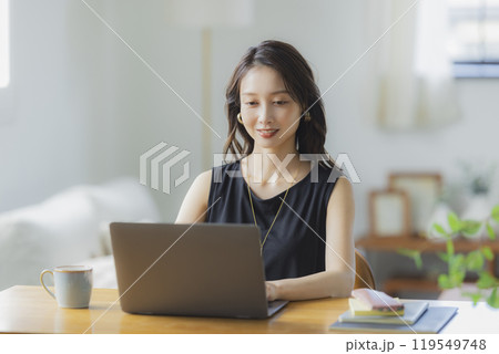リビングでテレワークをする若い女性 119549748