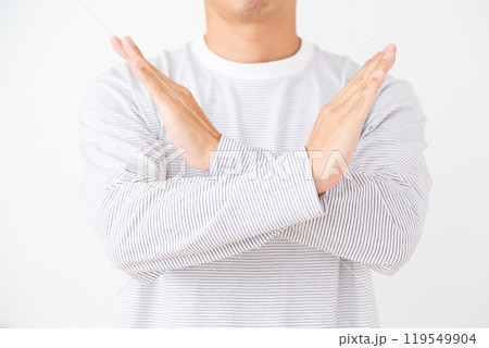 バツサインをするミドル男性 119549904