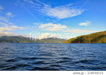 [定額] 晩秋の紅葉の箱根 芦ノ湖の風景 ( 元箱根港 / 11月 ) 119550115