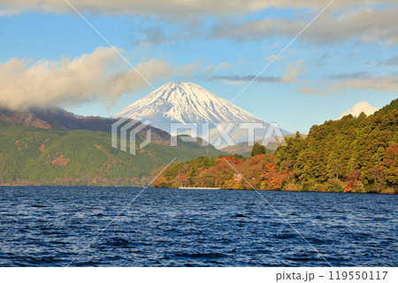 [定額] 晩秋の紅葉の箱根 芦ノ湖の風景 ( 元箱根港 / 11月 ) 119550117