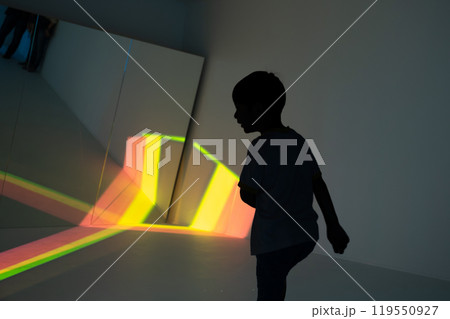 キッズのシルエットと光 119550927