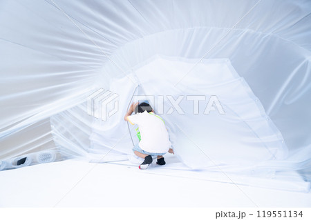 ドーム型のエアー遊具から出るキッズ ドーム型のエアー遊具から出るキッズ 119551134