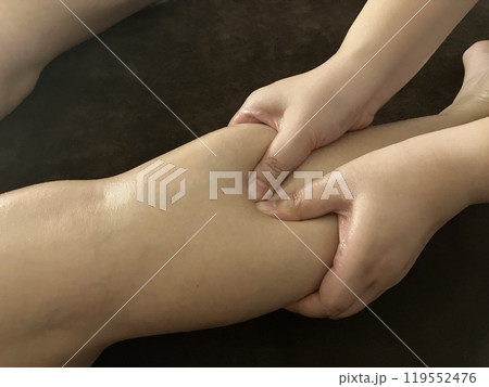 足のマッサージをする女性の手元 119552476
