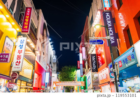 ソウル　夜の明洞（ミョンドン） 119553101