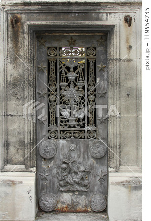 Ornate tomb door in the Pere Lachaise cemetery in Paris Ornate tomb door in the Pere Lachaise cemetery in Paris 119554735