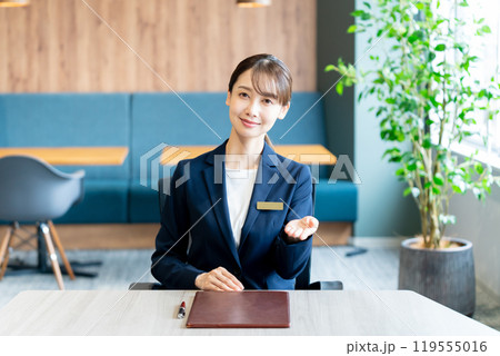 受付のコンサルタントの女性 119555016