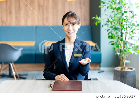 受付のコンサルタントの女性 119555017