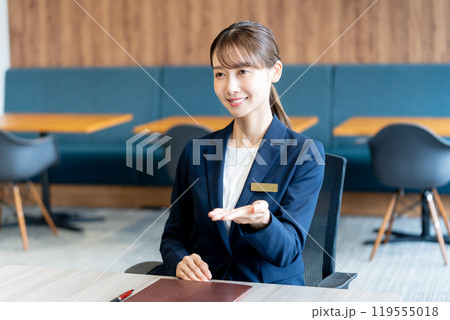 受付のコンサルタントの女性 119555018
