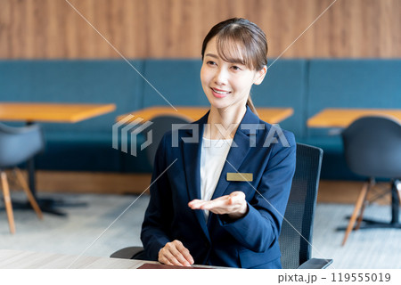 受付のコンサルタントの女性 119555019