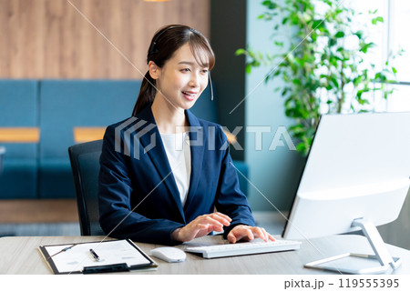 オフィスで働く女性のオペレーター 119555395