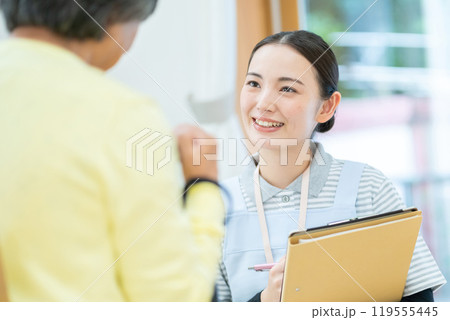 介護士とシニア女性 シニア女性と話す女性介護士 介護士とシニア女性 シニア女性と話す女性介護士 119555445
