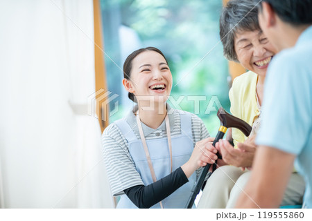 介護スタッフとシニア女性 老人ホーム 介護スタッフとシニア女性 老人ホーム 119555860