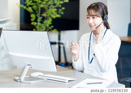 白衣を着た医療関係者のオペレーター 119556130