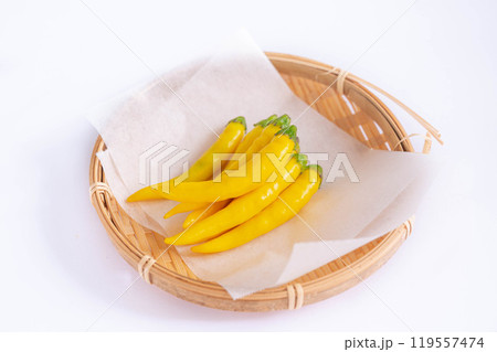 籠に盛った黄金唐辛子 119557474
