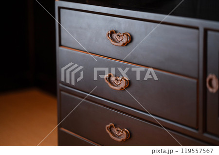 古い木製の引き出し、和箪笥 119557567
