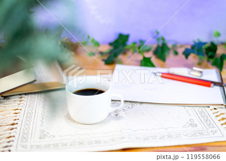 テーブルの上のコーヒーと本 テーブルの上のコーヒーと本 119558066
