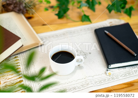 テーブルの上のコーヒーと本 テーブルの上のコーヒーと本 119558072