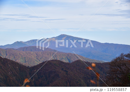 朝日連峰の紅葉 119558857