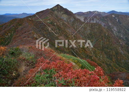 朝日連峰の紅葉 119558922