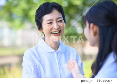 介護士と話す女性介護福祉士 119559071