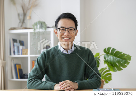 カメラ目線で話す30代後半の男性 カメラ目線で話す30代後半の男性 119559076