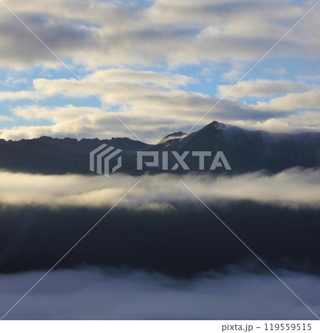 Morning scene in the Southern Alps, view from Mount Robert. 119559515